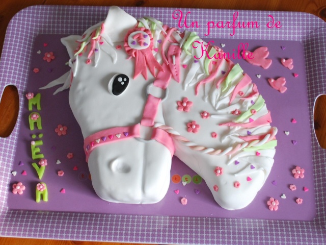 Un gâteau en forme de tête de cheval en bonbon.